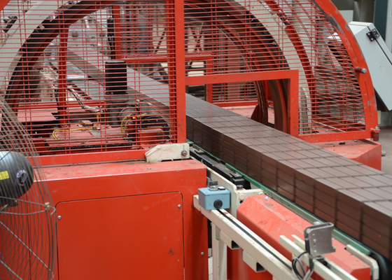 W pełni automatyczna maszyna do cięcia cegieł Maszyna do cięcia bloków gliny Ciśnienie hydrauliczne ISO9001: 2008