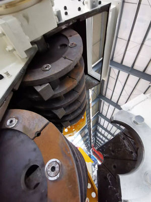 Konfigurowalny krusznik młotkowy z wylotem materiału ≤3 mm, moc 320 kW i 2-letnią gwarancją do przetwarzania minerałów