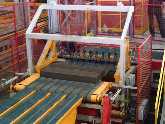 Maszyna hydrauliczna do cięcia cegieł z gliny o maksymalnej szerokości cięcia 520 mm i cyklu cięcia 6-8 razy/min w celu oszczędzania pracy